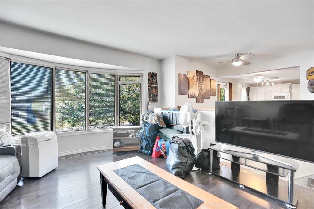 4764 Rundlewood Drive Ne, Calgary, AB - Indoor Photo Showing Living Room