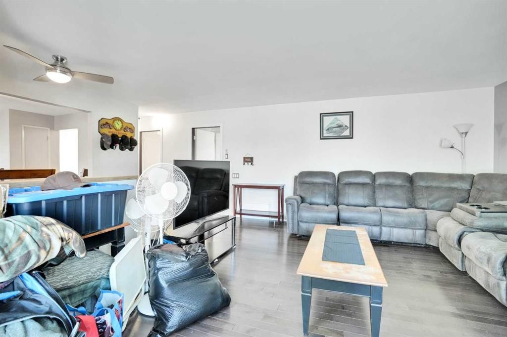 4764 Rundlewood Drive Ne, Calgary, AB - Indoor Photo Showing Living Room