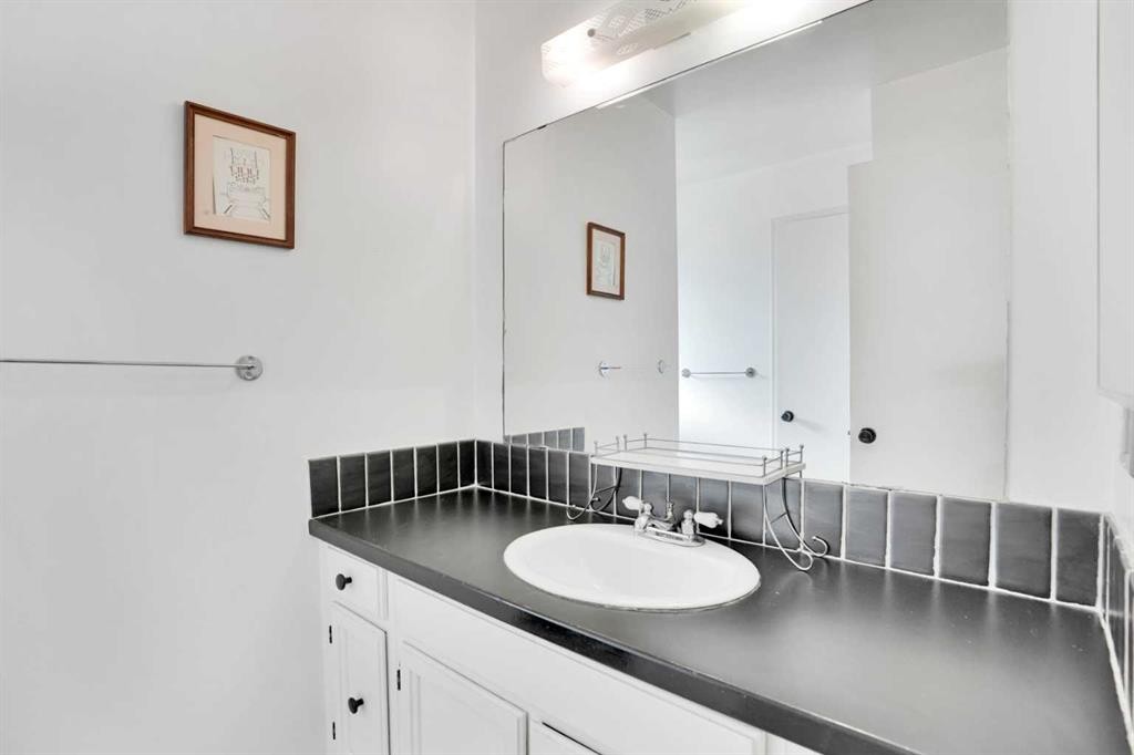 4764 Rundlewood Drive Ne, Calgary, AB - Indoor Photo Showing Bathroom