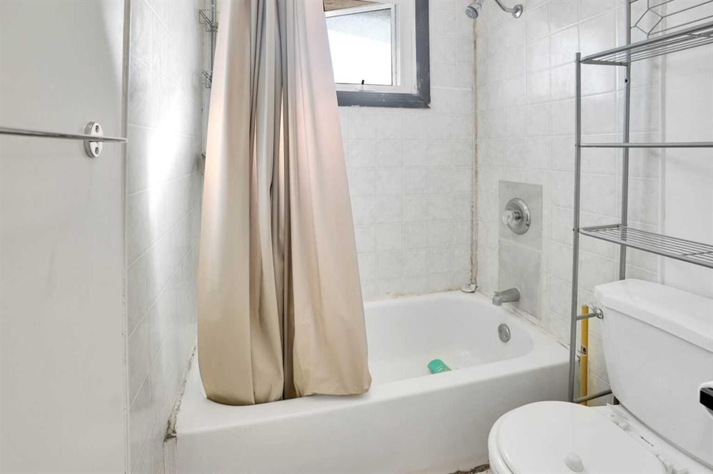 4764 Rundlewood Drive Ne, Calgary, AB - Indoor Photo Showing Bathroom