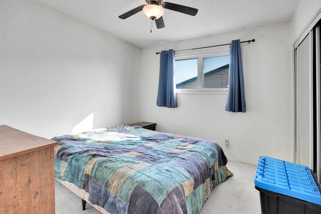 4764 Rundlewood Drive Ne, Calgary, AB - Indoor Photo Showing Bedroom