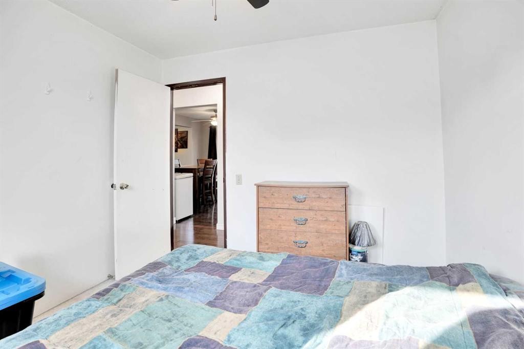 4764 Rundlewood Drive Ne, Calgary, AB - Indoor Photo Showing Bedroom