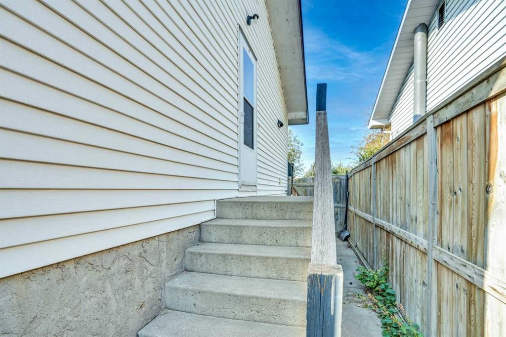 4764 Rundlewood Drive Ne, Calgary, AB - Outdoor With Exterior