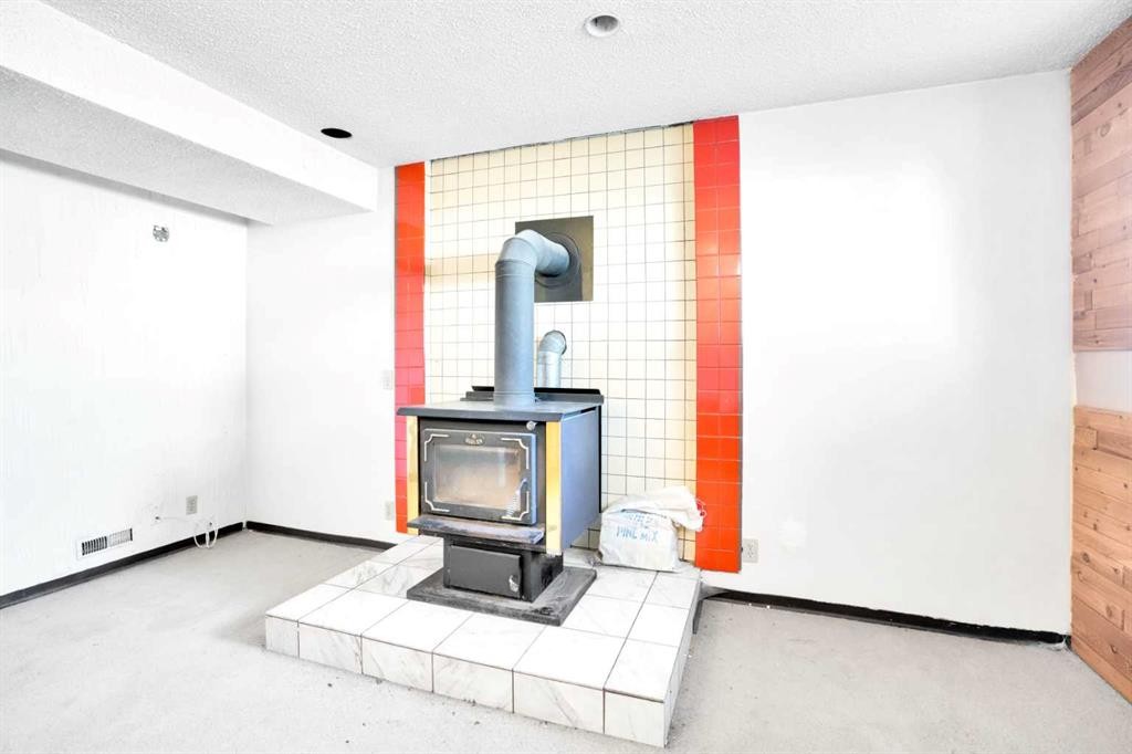 4764 Rundlewood Drive Ne, Calgary, AB - Indoor Photo Showing Other Room