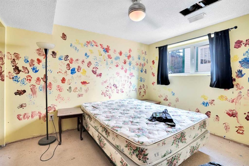 4764 Rundlewood Drive Ne, Calgary, AB - Indoor Photo Showing Bedroom