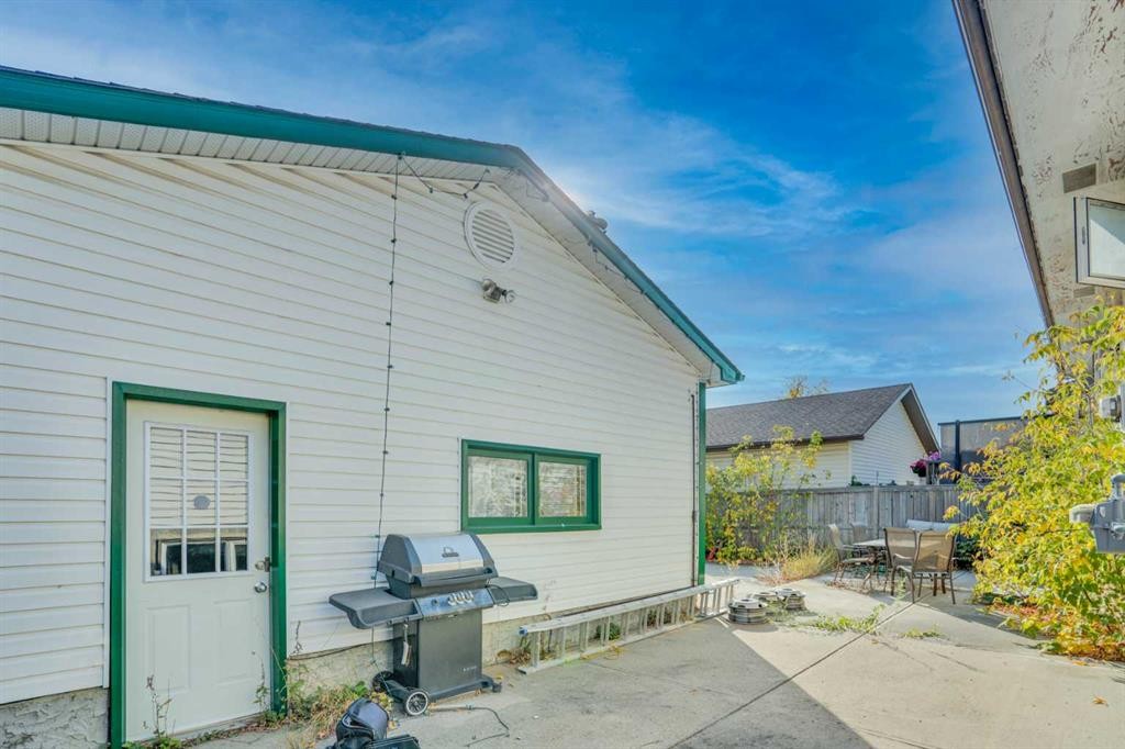 4764 Rundlewood Drive Ne, Calgary, AB - Outdoor With Exterior