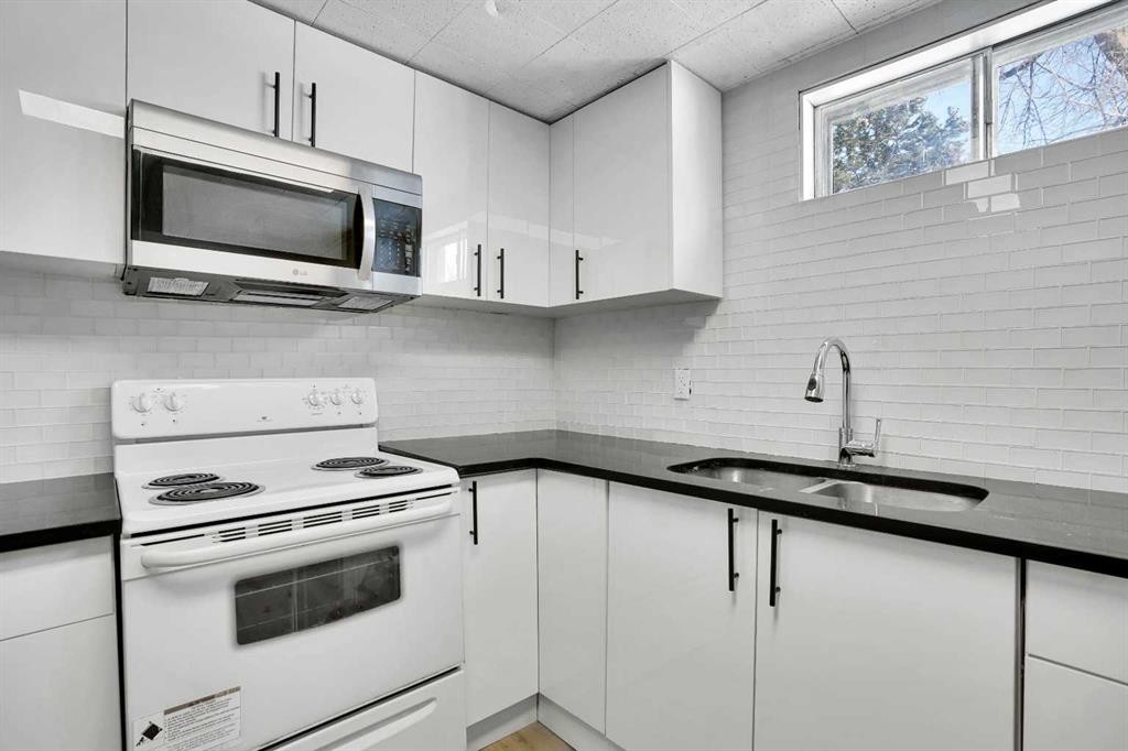 363 Templeside Circle Ne, Calgary, AB - Indoor Photo Showing Kitchen With Double Sink