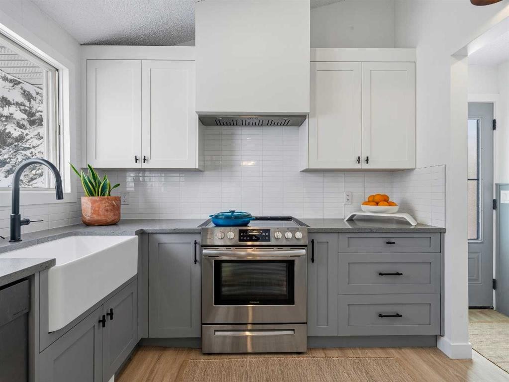 7723 Hunterview Drive Nw, Calgary, AB - Indoor Photo Showing Kitchen With Upgraded Kitchen