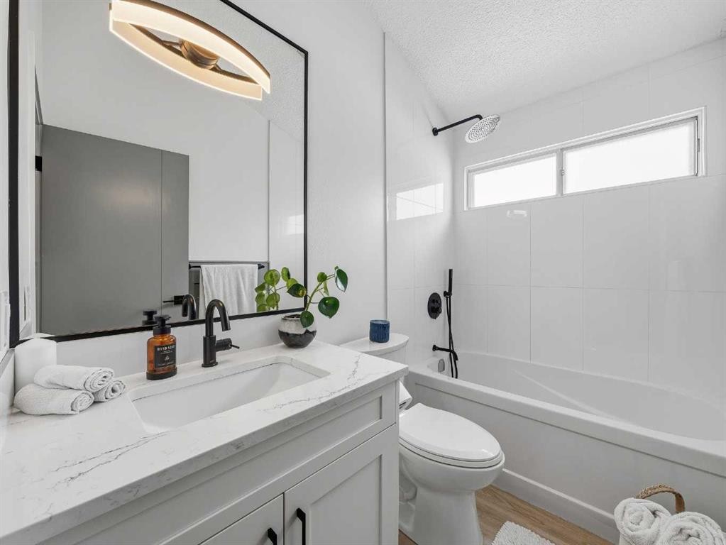 7723 Hunterview Drive Nw, Calgary, AB - Indoor Photo Showing Bathroom