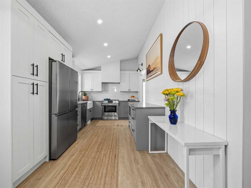 7723 Hunterview Drive Nw, Calgary, AB - Indoor Photo Showing Kitchen With Stainless Steel Kitchen