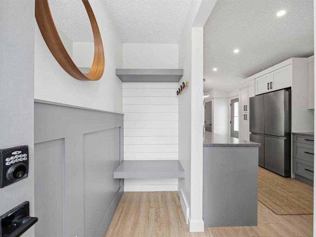 7723 Hunterview Drive Nw, Calgary, AB - Indoor Photo Showing Kitchen