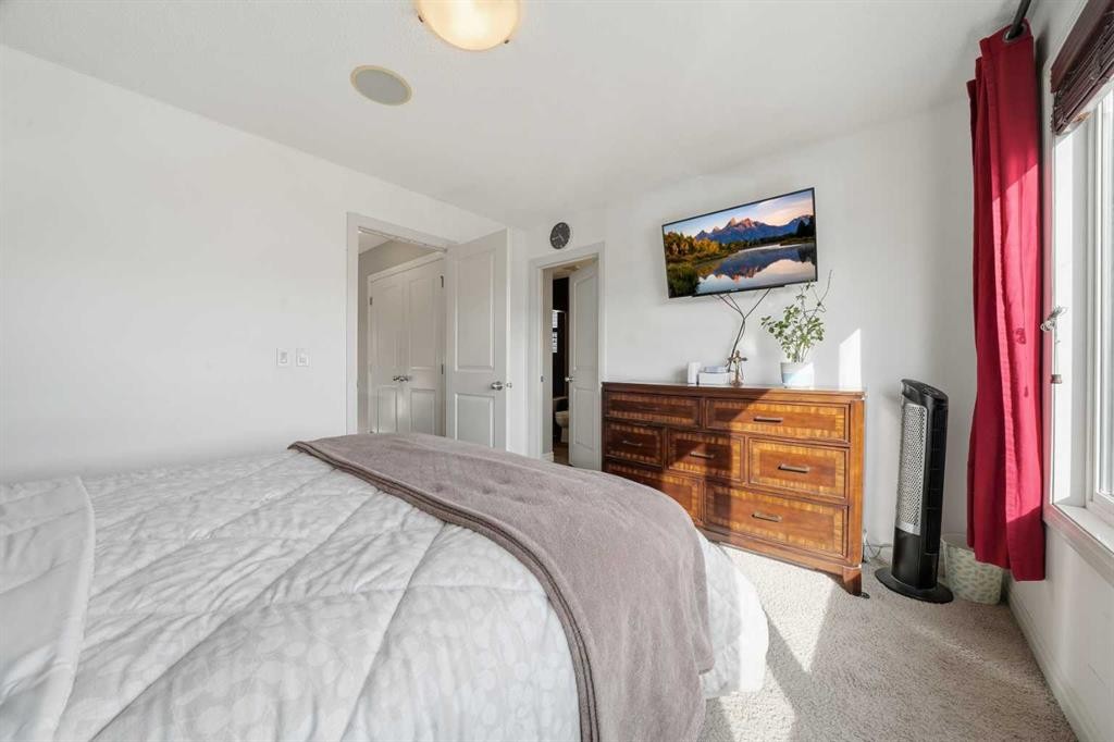 67 Evanspark Road Nw, Calgary, AB - Indoor Photo Showing Bedroom