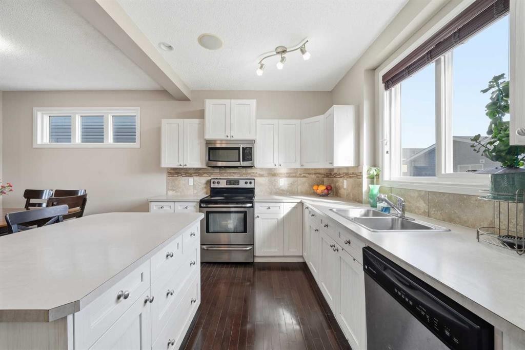 67 Evanspark Road Nw, Calgary, AB - Indoor Photo Showing Kitchen With Double Sink With Upgraded Kitchen