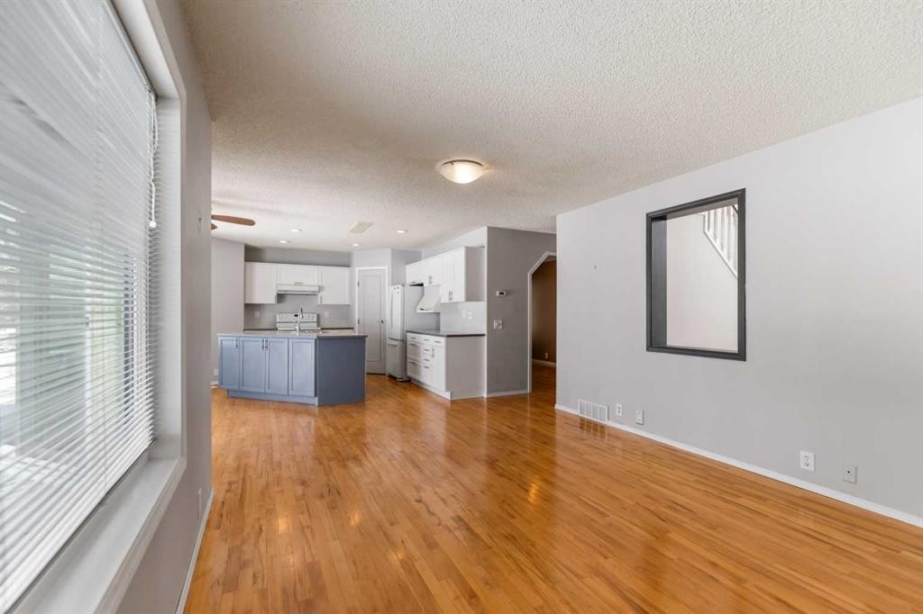 9 Mckenzie Place Se, Calgary, AB - Indoor