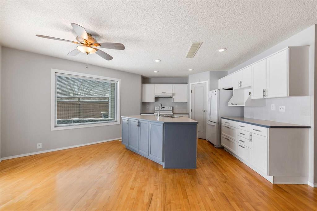 9 Mckenzie Place Se, Calgary, AB - Indoor Photo Showing Kitchen