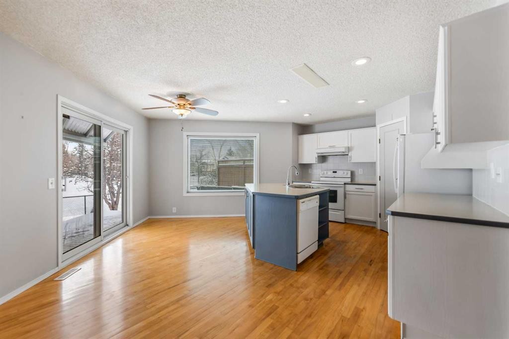 9 Mckenzie Place Se, Calgary, AB - Indoor Photo Showing Kitchen