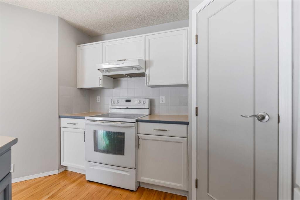 9 Mckenzie Place Se, Calgary, AB - Indoor Photo Showing Kitchen