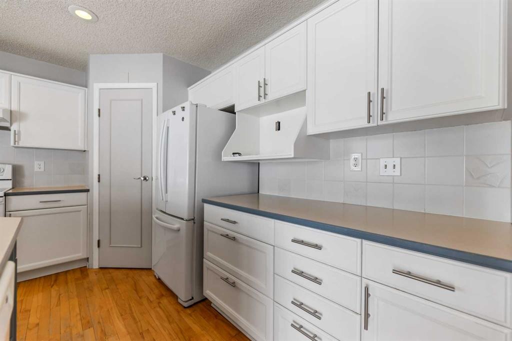9 Mckenzie Place Se, Calgary, AB - Indoor Photo Showing Kitchen
