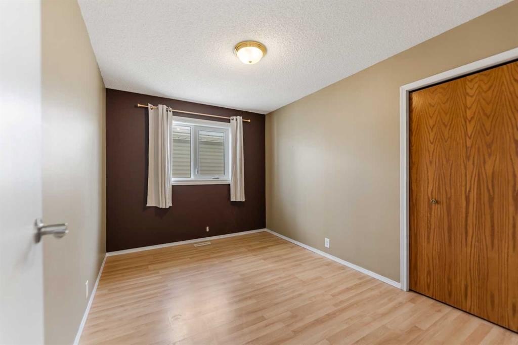 9 Mckenzie Place Se, Calgary, AB - Indoor Photo Showing Other Room