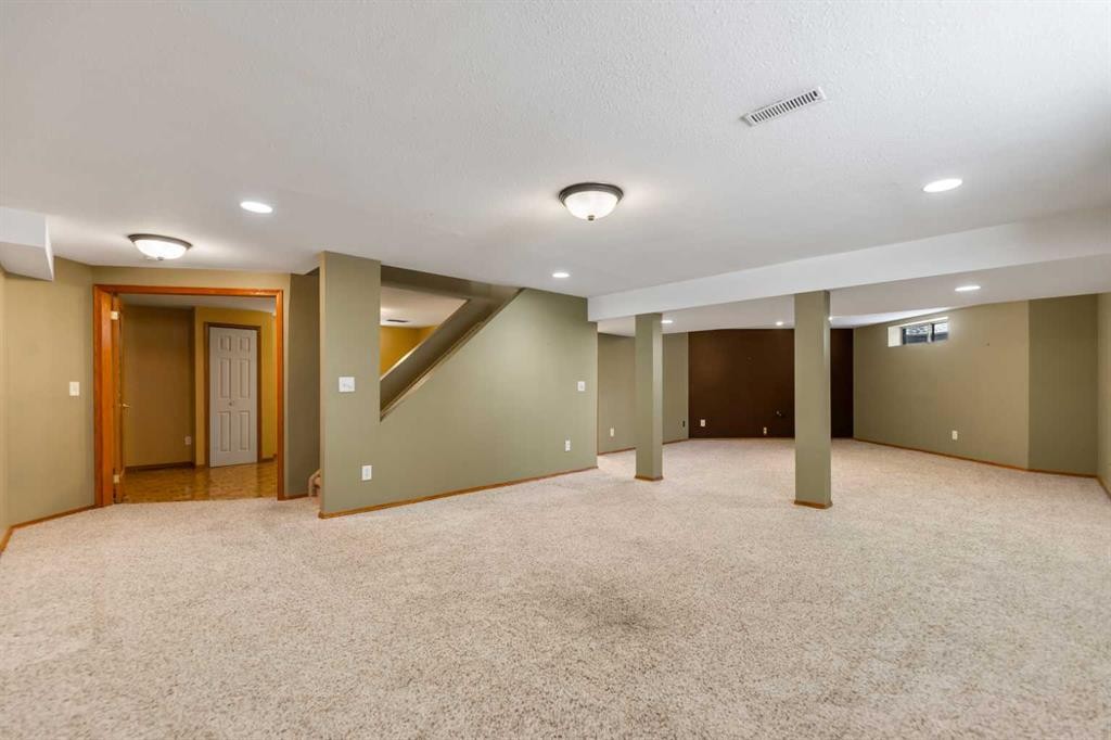 9 Mckenzie Place Se, Calgary, AB - Indoor