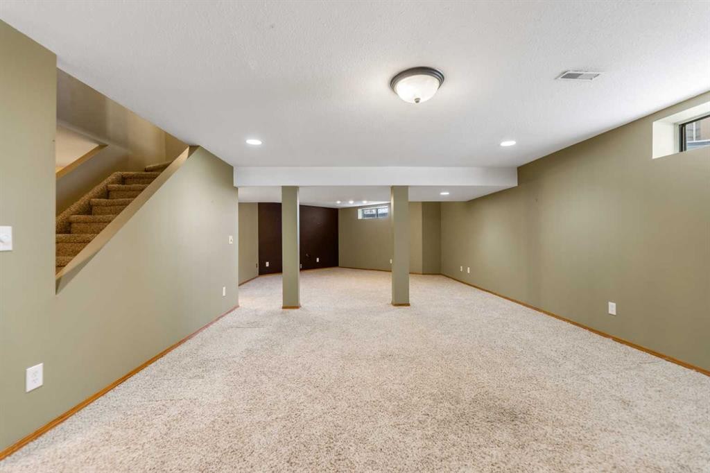 9 Mckenzie Place Se, Calgary, AB - Indoor