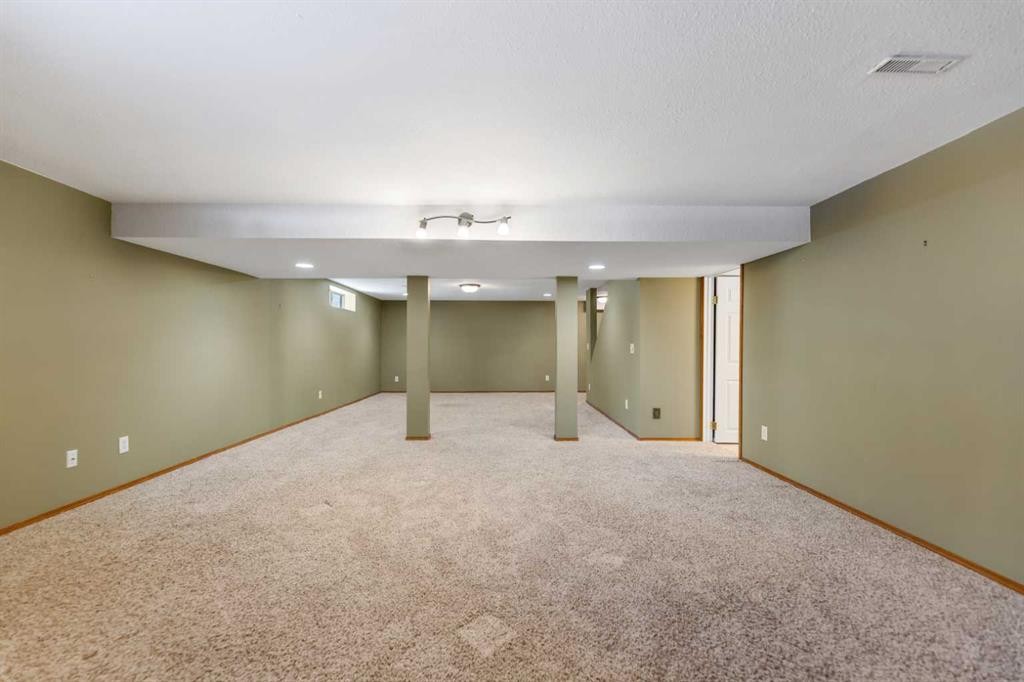 9 Mckenzie Place Se, Calgary, AB - Indoor