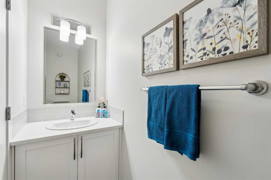 224 Vantage Drive, Cochrane, AB - Indoor Photo Showing Bathroom