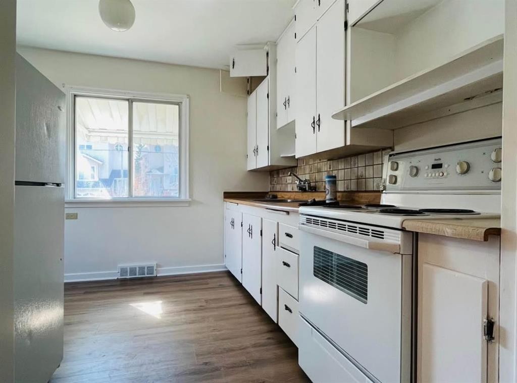 428 32 Avenue Nw, Calgary, AB - Indoor Photo Showing Kitchen