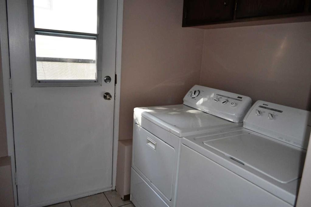 319 Woodside Circle Sw, Calgary, AB - Indoor Photo Showing Laundry Room