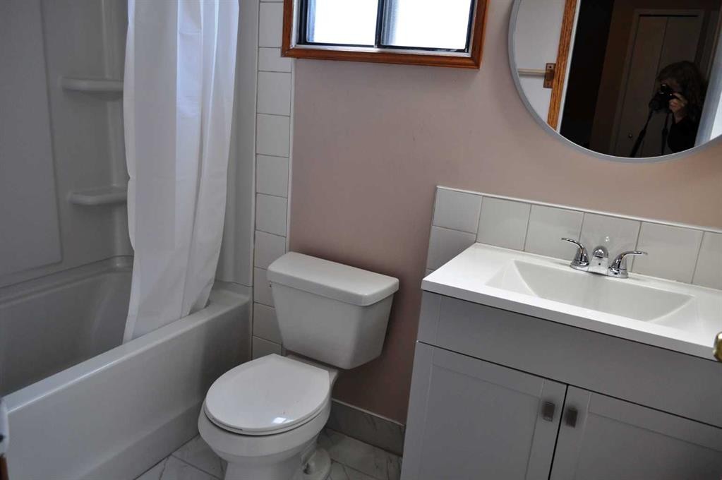 319 Woodside Circle Sw, Calgary, AB - Indoor Photo Showing Bathroom