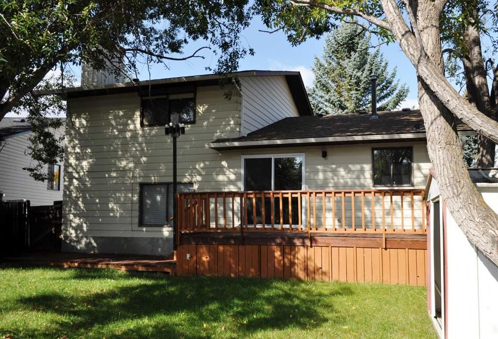 319 Woodside Circle Sw, Calgary, AB - Outdoor