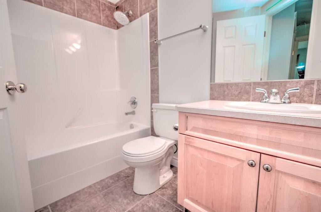 1207-7451 Springbank Boulevard Sw, Calgary, AB - Indoor Photo Showing Bathroom
