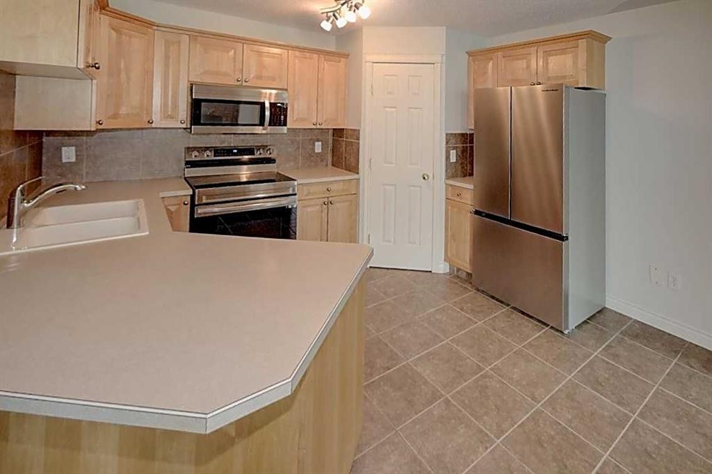 1207-7451 Springbank Boulevard Sw, Calgary, AB - Indoor Photo Showing Kitchen