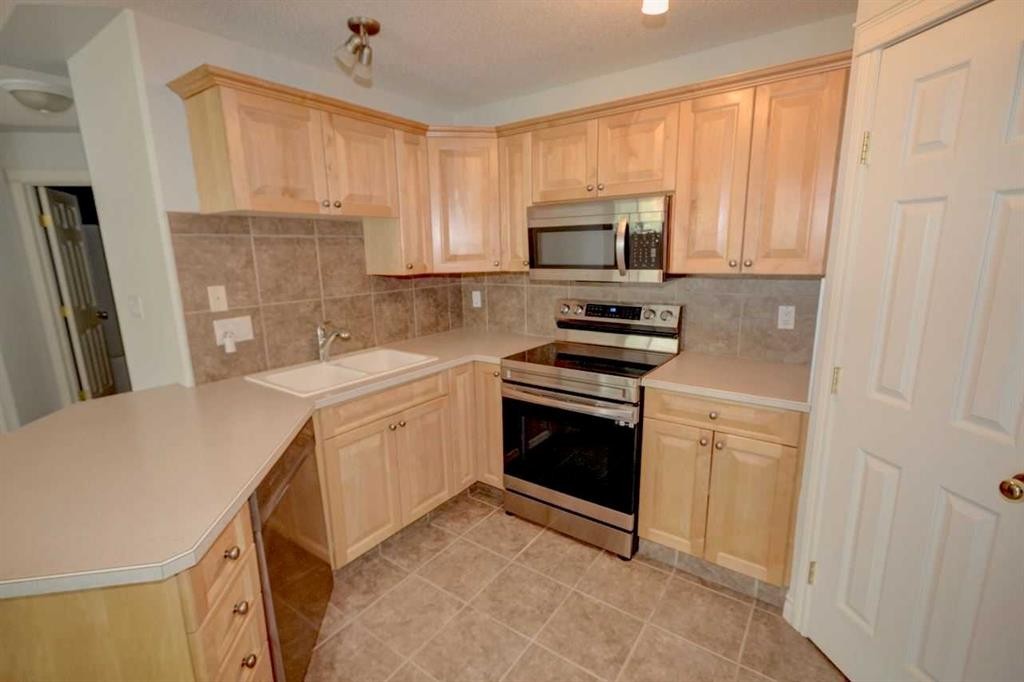 1207-7451 Springbank Boulevard Sw, Calgary, AB - Indoor Photo Showing Kitchen