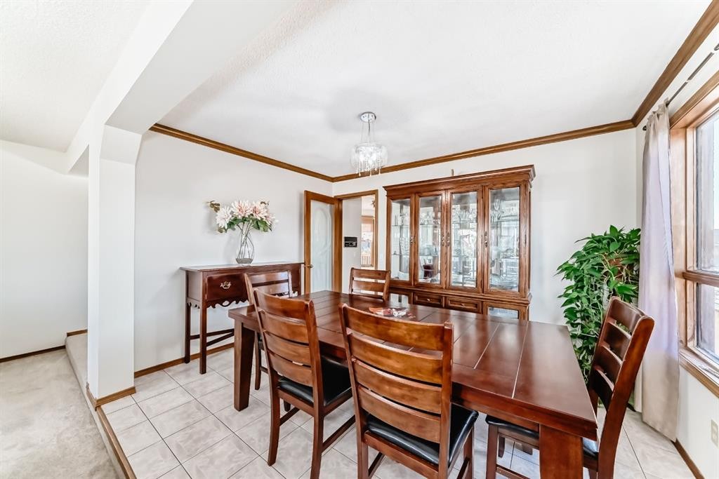 142 Edgeview Road Nw, Calgary, AB - Indoor Photo Showing Dining Room
