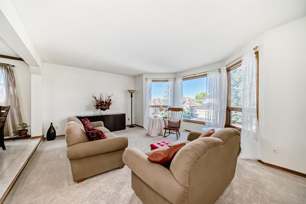 142 Edgeview Road Nw, Calgary, AB - Indoor Photo Showing Living Room