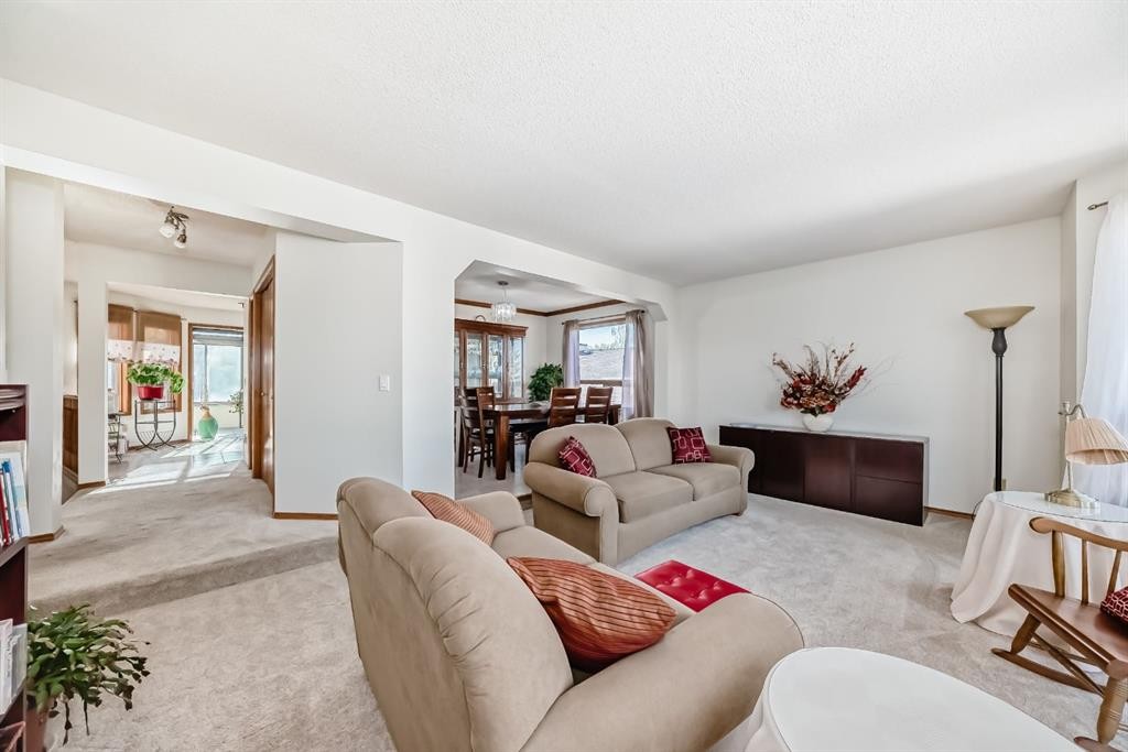 142 Edgeview Road Nw, Calgary, AB - Indoor Photo Showing Living Room