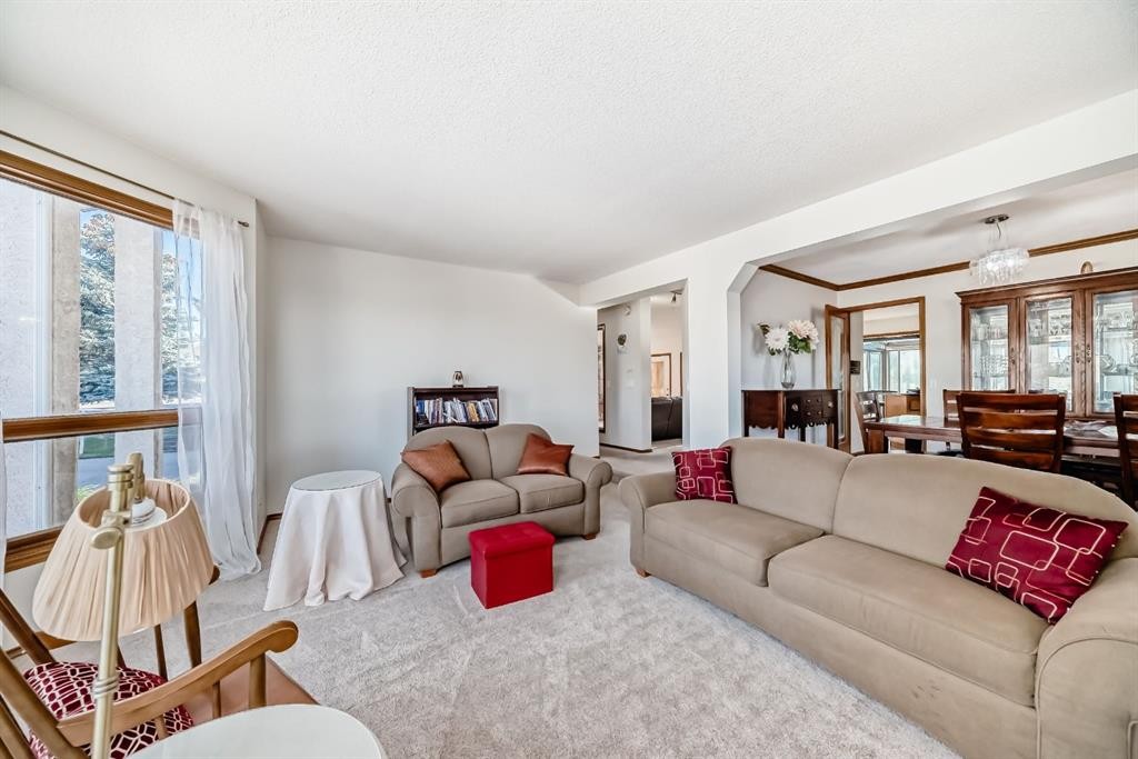 142 Edgeview Road Nw, Calgary, AB - Indoor Photo Showing Living Room
