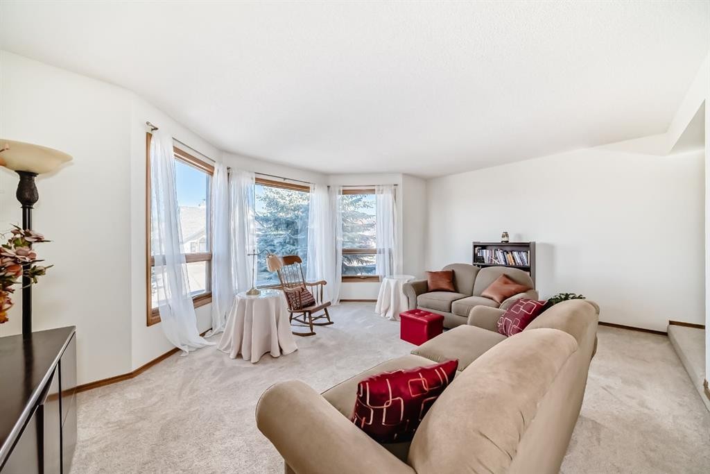 142 Edgeview Road Nw, Calgary, AB - Indoor Photo Showing Living Room