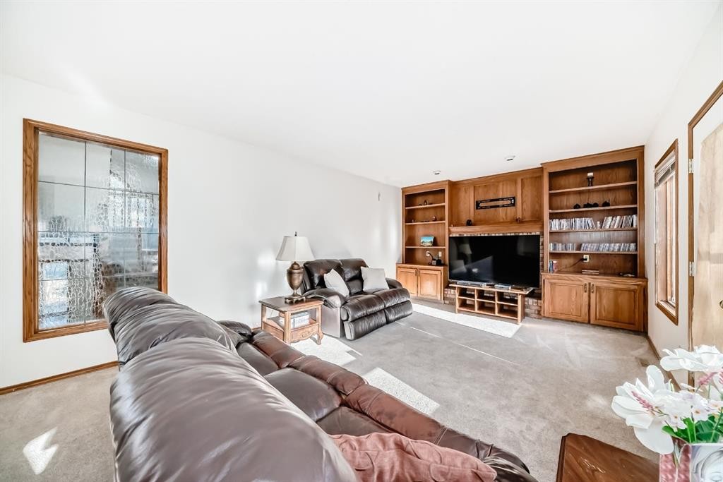 142 Edgeview Road Nw, Calgary, AB - Indoor Photo Showing Living Room
