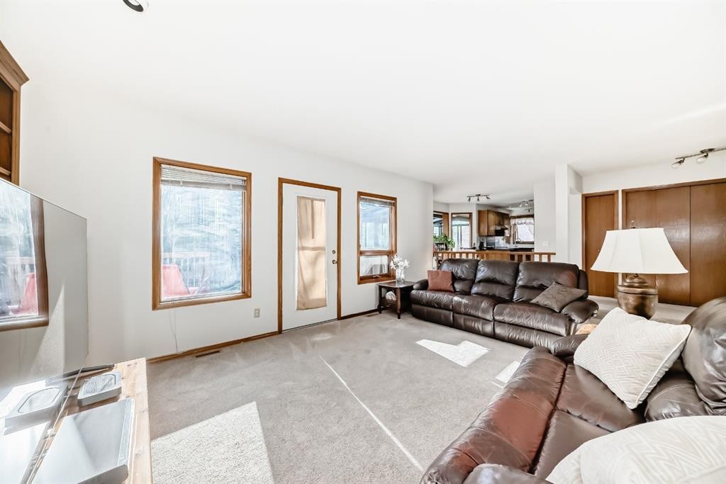 142 Edgeview Road Nw, Calgary, AB - Indoor Photo Showing Living Room