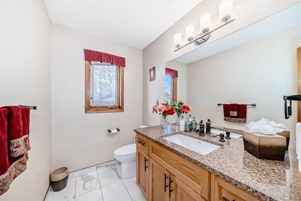 142 Edgeview Road Nw, Calgary, AB - Indoor Photo Showing Bathroom