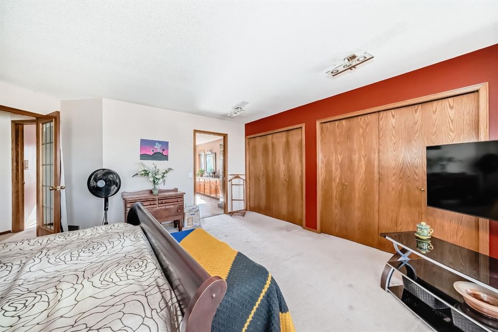 142 Edgeview Road Nw, Calgary, AB - Indoor Photo Showing Bedroom