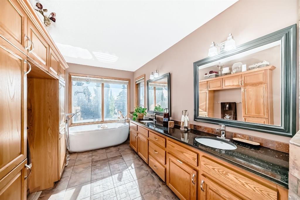 142 Edgeview Road Nw, Calgary, AB - Indoor Photo Showing Bathroom