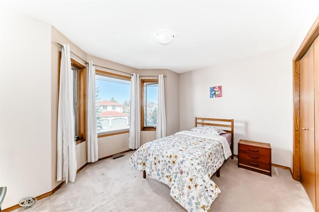 142 Edgeview Road Nw, Calgary, AB - Indoor Photo Showing Bedroom