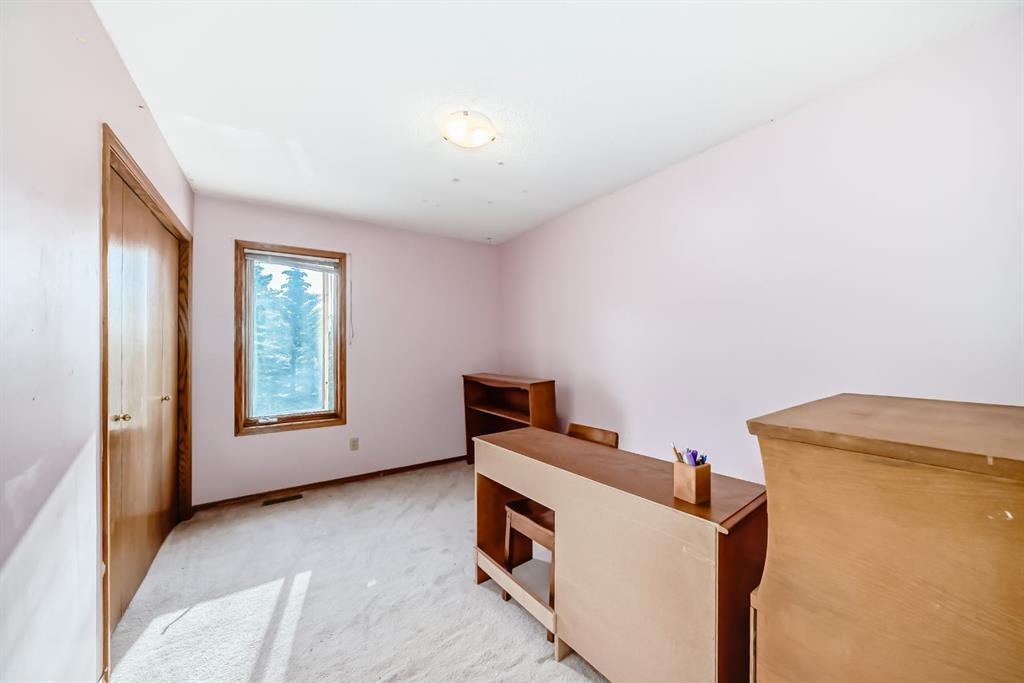 142 Edgeview Road Nw, Calgary, AB - Indoor Photo Showing Other Room