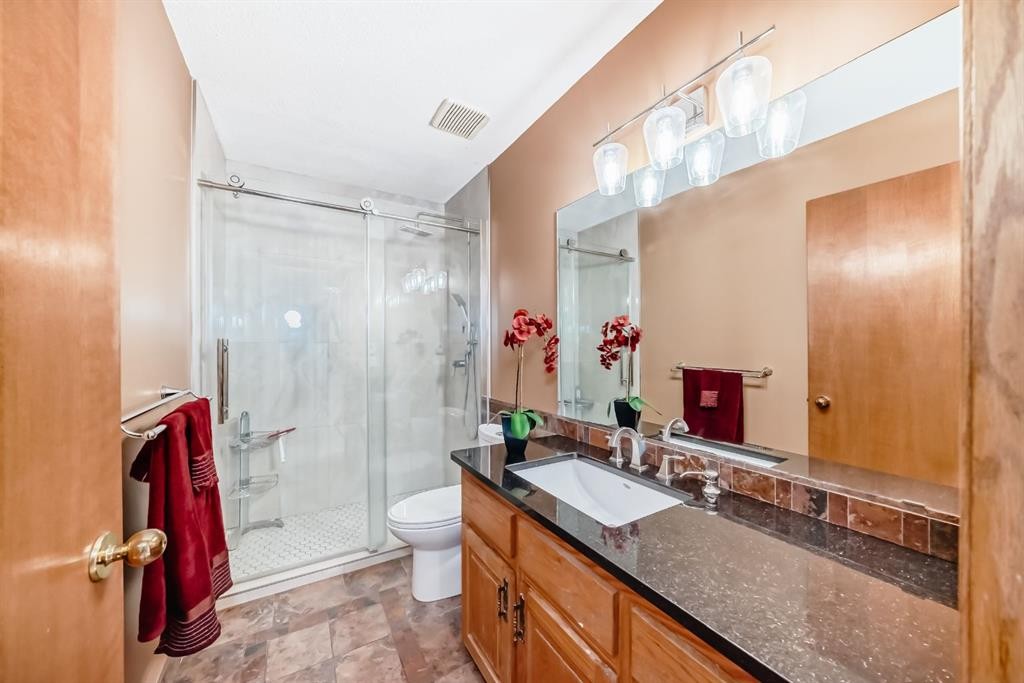 142 Edgeview Road Nw, Calgary, AB - Indoor Photo Showing Bathroom