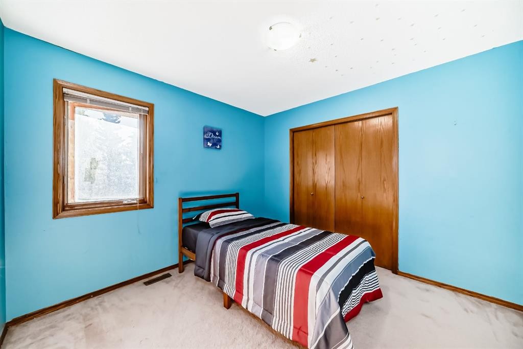 142 Edgeview Road Nw, Calgary, AB - Indoor Photo Showing Bedroom