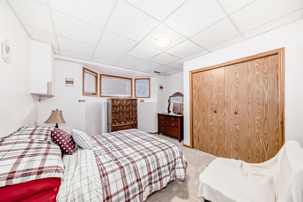 142 Edgeview Road Nw, Calgary, AB - Indoor Photo Showing Bedroom