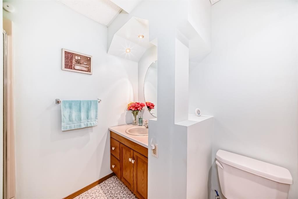 142 Edgeview Road Nw, Calgary, AB - Indoor Photo Showing Bathroom